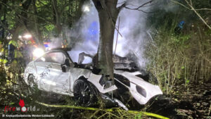 2026_09_27_Eidinghausen D: Pkw fängt nach Kollision mit Baum bei Bad Oeynhausen Feuer