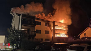Schweiz: Balkonfeuer greift auf Mehrfamilienhaus-Dachstuhl in Erlinsbach �ber