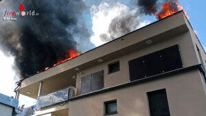 Stmk: Weithin sichtbare Rauchwolke bei Feuer am Flachdach in Graz