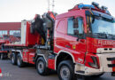 Ktn: Feuerwehr Villach segnet 4-Achs-Wechsellader mit Kran und Vier-Achs-SRF mit schwerem Kran