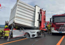 Schweiz: Lkw kippt bei Unfall auf A4 auf Pkw → Frau schwer verletzt