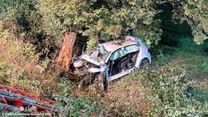 D: Pkw kollidiert mit Baum ? zwei lebensgef�hrlich Verletzte (17, 35) in Iserlohn