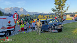 Kitzbuehel_Vu1 Tirol: Kleinbus prallt in Kitzbühel gegen auf B 170 einfahrenden Traktor