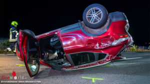 MauthausenVu1 Oö: Pkw-Unfall mit Dachlandung auf der B 3 bei Mauthausen
