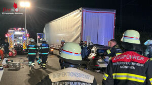 MuenchenVu1 Bayern: Pkw kracht auf A 99 auf Sattelschlepper auf ? Totenbergung nach Kraneinsatz