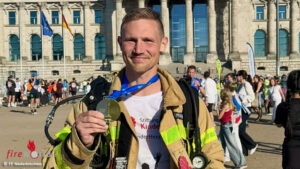Niederk1 D: Feuerwehrmann aus Niederkrüchten läuft Berlin-Marathon mit Brandschutzkleidung und Atemschutzgerät