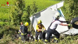 Pinnersdorf4 Nö: Transporter-Böschungssturz bei Haag