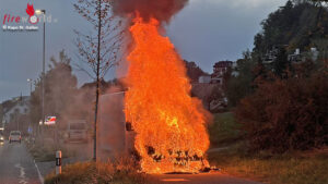 Raperswil_Fzg1 Schweiz: Lieferwagen in Rapperswil-Jona in Vollbrand