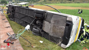 Schweiz: F�nf Tote und 40 Verletzte ? Reisebus kippt in Zernez �ber B�schung