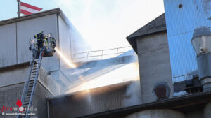 20261006_laumatat_998A0655 Oö: Fünf Feuerwehren bei Brand in Siloanlage in Hörsching im Einsatz