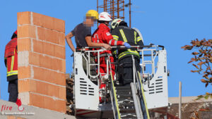 20261006_laumatat_998A0700 Oö: Arbeiter mit gesundheitlichen Problemen von Baustelle in Wels gerettet