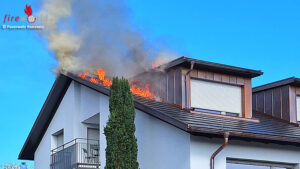 20261020Bild1 Kopie D: 11-stündiger, aufwendiger Brandeinsatz an Wohnhaus-Photovoltaikanlage