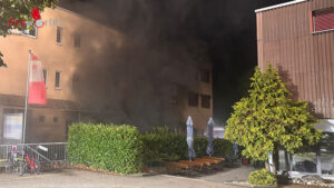 Schweiz: Feuer in Einstellhalle eines Wohn- und Gesch�ftshauses in Allschwil