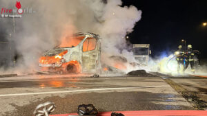 Augsburg_Transporterbrand Bayern: Vollbrand eines Kleintransporters auf Rastplatz in Augsburg