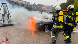Aurich_Autobrand D: Pkw auf Tankstellengelände in Aurich in Brand geraten