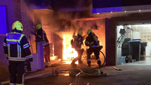 BergheimBrand0 D: Garagen-Vollbrand in Bergheim droht Wohngebäude zu erfassen