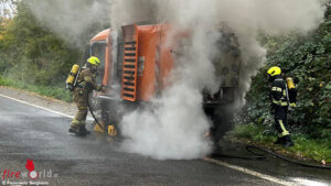 BergheimKehrmaschine D: Brand einer Kehrmaschine auf der B 477 in Bergheim