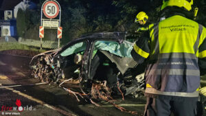 Bild 1 HFW Villach VU B100_ Ktn: Auto nach Kollision mit Lärmschutzwand 170 m über die B 100 geschleudert