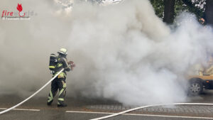 D: Feuerwehrmann als Ersthelfer konnte Autobrand in Bocholt nicht mehr bek�mpfen
