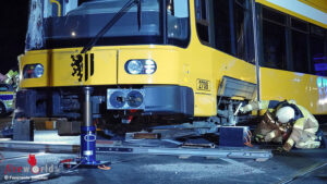 D: Stra�enbahn in Dresden nach Kollision mit Lastwagen entgleist