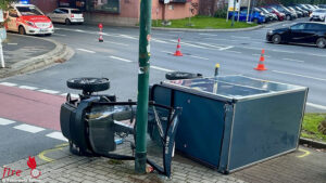 D: Lenker nach Unfall mit E-Lastenbike in Essen eingeschlossen