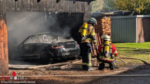 D: Pkw-Brand greift auf Carport �ber ? Holzunterstand bei Eintreffen im Vollbrand