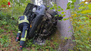 Goestling_Vu1 Nö: Pkw stürzte bei Göstling rund 40 m über einen Waldhang