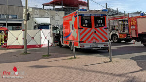 Hattingen_Lkwfrau1 D: 87-jährige Frau in Hattingen unter Lastwagen eingeklemmt
