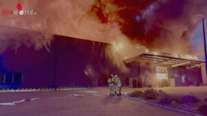 Helmstedt_Industrie_1 D: Großbrand im Industriegebiet in Helmstedt ? Lagerhalle brennt vollständig nieder