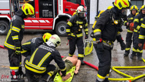 O�: Herbst�bung von f�nf Feuerwehren in Brunnenthal:Brand in Fahrzeughalle mit mehreren vermissten Personen!