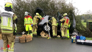 D: Eingeschlossene Person in Paderborn aus Unfall-Pkw befreit