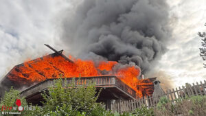 Kizbuhel_Dach1 Tirol: Ausgedehnter Dachstuhlbrand an Mehrparteienhaus in Kitzbühel