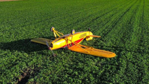 Kleinflugzeug D: Kleinflugzeug legt sich bei kontrollierter Notlandung aufs Dach