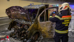 O�: Vollbrand eines Lieferwagens im Tunnel der A 26 in Linz