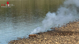 D: Brennende Phosphor-Brandbombe aus dem II. Weltkrieg am Rheinufer