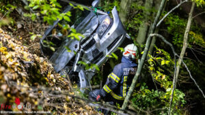 Neustift_Vu1 Oö: Lenkerin nach Pkw-Absturz über Böschung in Neustift / Mkr. eingeschlossen