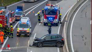 Pankraz_V1 Oö: Autosperre nach Pkw-Kollision mit Aufpralldämpfer bei St. Pankraz