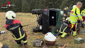Schweiz: Quadfahrer (58) auf Feldweg verunfallt, schwer verletzt und befreit