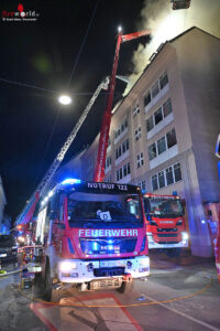 Stadt Wien_Feuerwehr_20261004 (3) Wien: Ausgedehnter Dachbrand nach Zimmerbrand ? eine Person verstorben