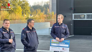 O�: Ehemalige Zivildiener spenden 1.060 Euro an die Feuerwehr V�cklabruck