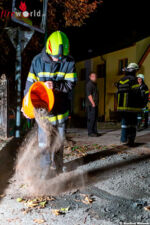 Lkw macht sich selbstständig und bleibt an einer Gartenmauer hängen