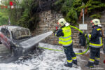 Pkw auf der Langenloiserstraße in Vollbrand