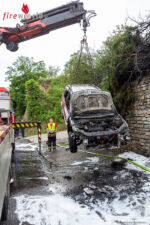 Pkw auf der Langenloiserstraße in Vollbrand