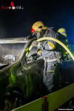 Pkw auf der Stratzinger Straße in Vollbrand